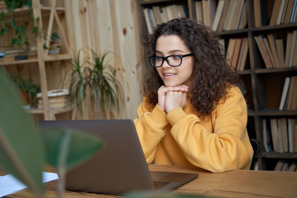 Entre los requisitos de elegibilidad, los estudiantes deben tener interés en escribir y estar actualizados en los eventos que están pasando.