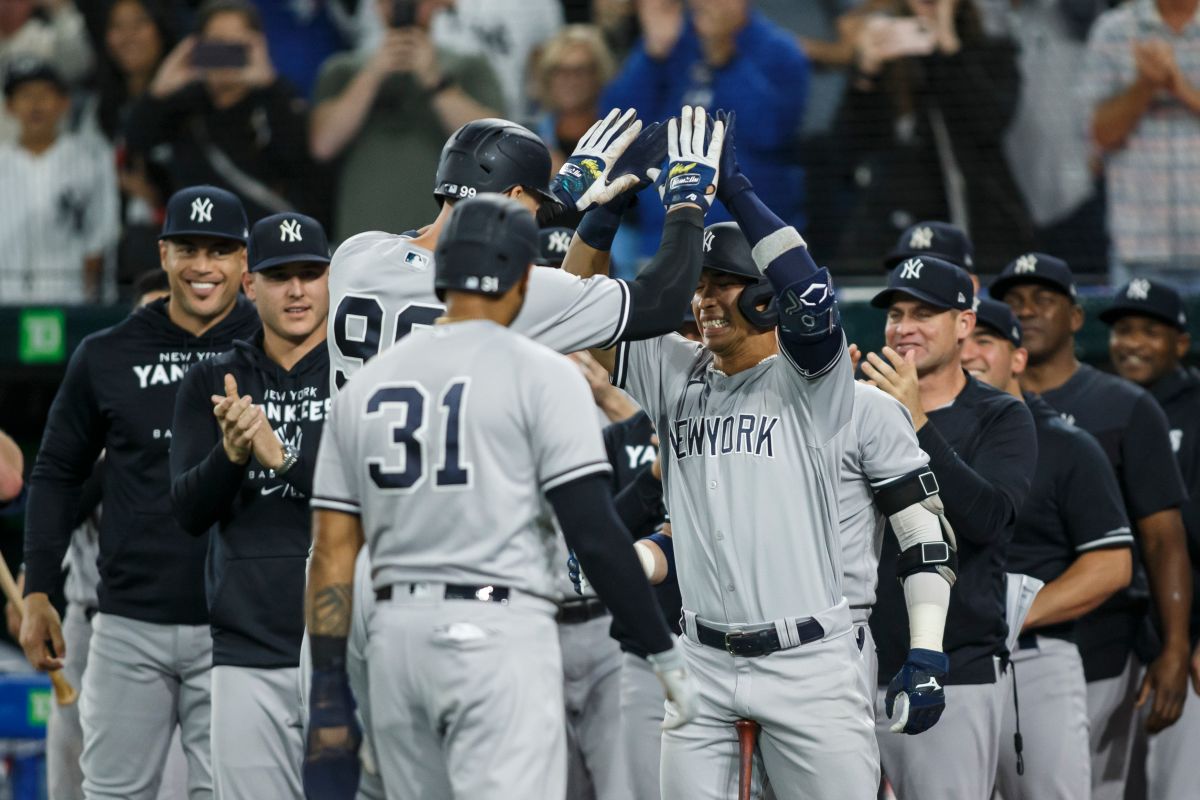 Aaron Judge llega al home y celebra con sus compañeros luego de disparar el cuadrangular 61 de la temporada.