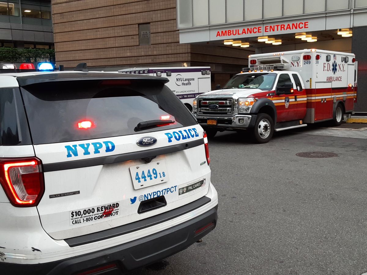 Unidades de NYPD y FDNY en un hospital.