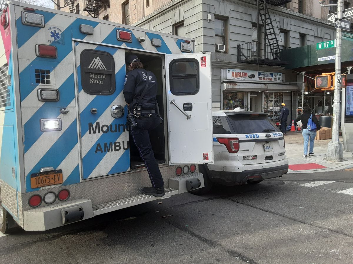 Ambulancia y patrulla NYPD en Harlem, 2022.