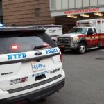 Unidades de NYPD y FDNY en un hospital.