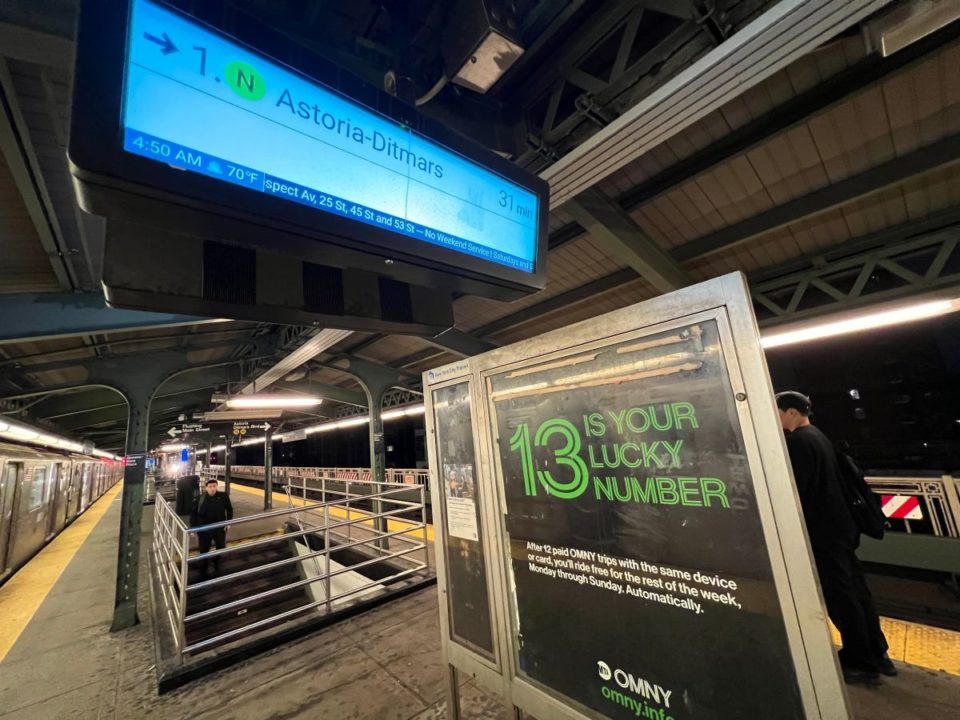 Usuarios del metro en las noches están desesperados por el lento flujo de trenes y las largas demoras