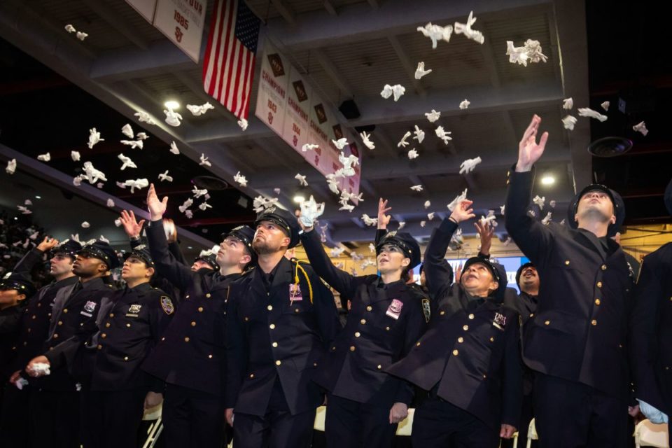 637 nuevos policías del NYPD, entre ellos varios hispanos, se graduaron este 17 de octubre en presencia del alcalde, Eric Adams
