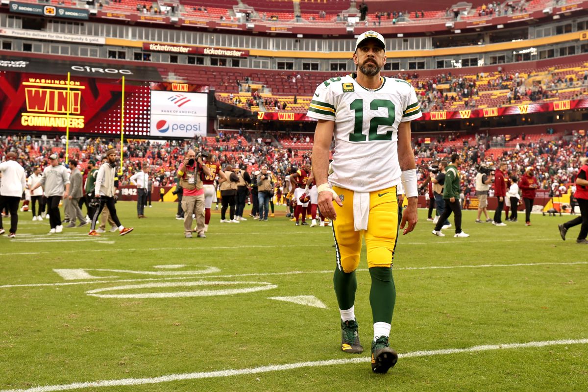 Aaron Rodgers abandona el terreno luego de la derrota sufrida ante Washington Commanders.