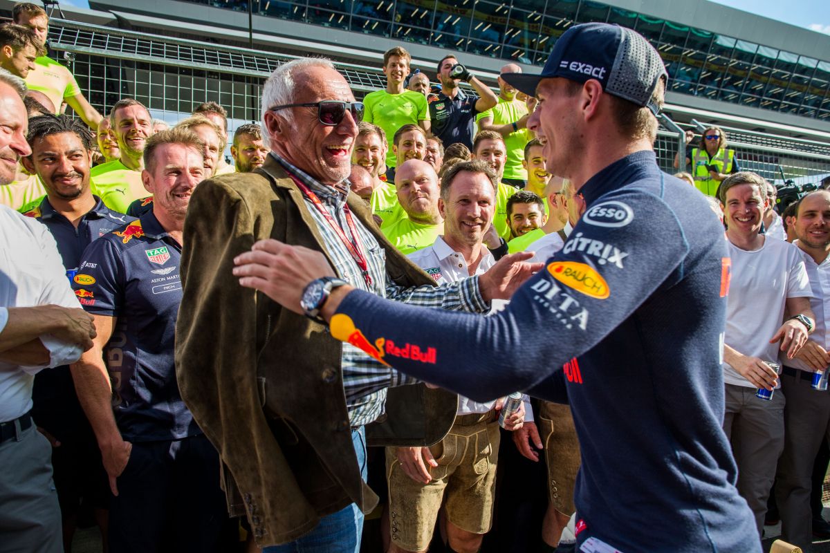 Max Verstappen (L) y Dietrich Mateschitz (R) se abrazan luego del Gran Premio de Austria.