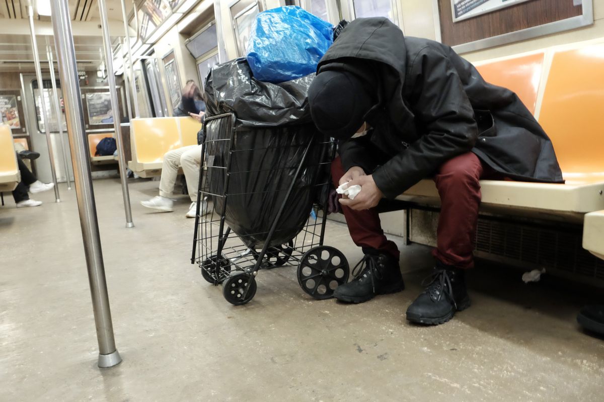 Una persona desamparada en uno de los trenes de la ciudad.