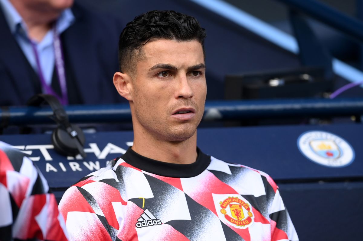 Cristiano Ronaldo viendo desde el banquillo como el Manchester United cae goleado por el Manchester City.