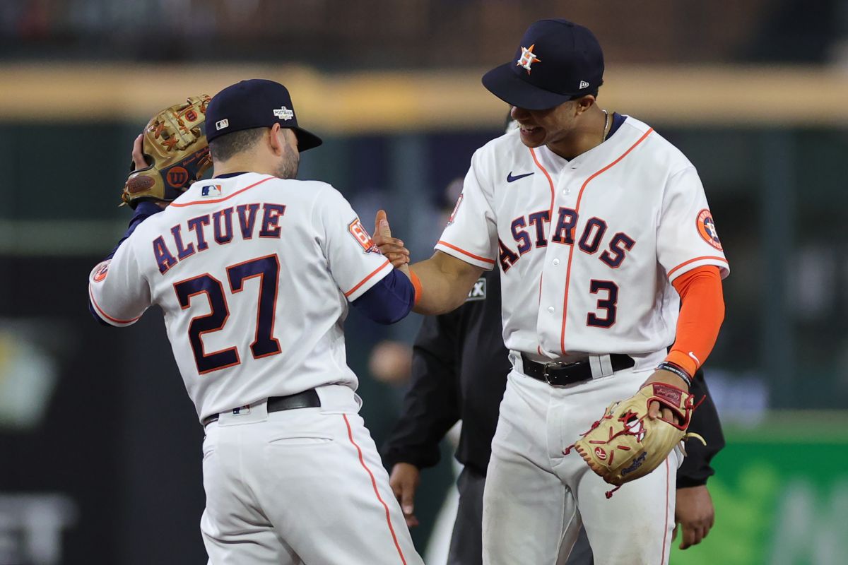 José Altuve (L) y Jeremy Peña (R) celebran el triunfo frente a Yankees en el primer juego de la Serie de Campeonato de la Liga Americana.