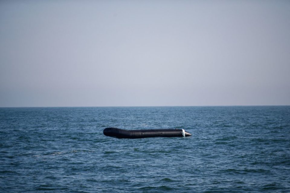 El kayak inflable del hombre británico volcó en el Canal de la Mancha.