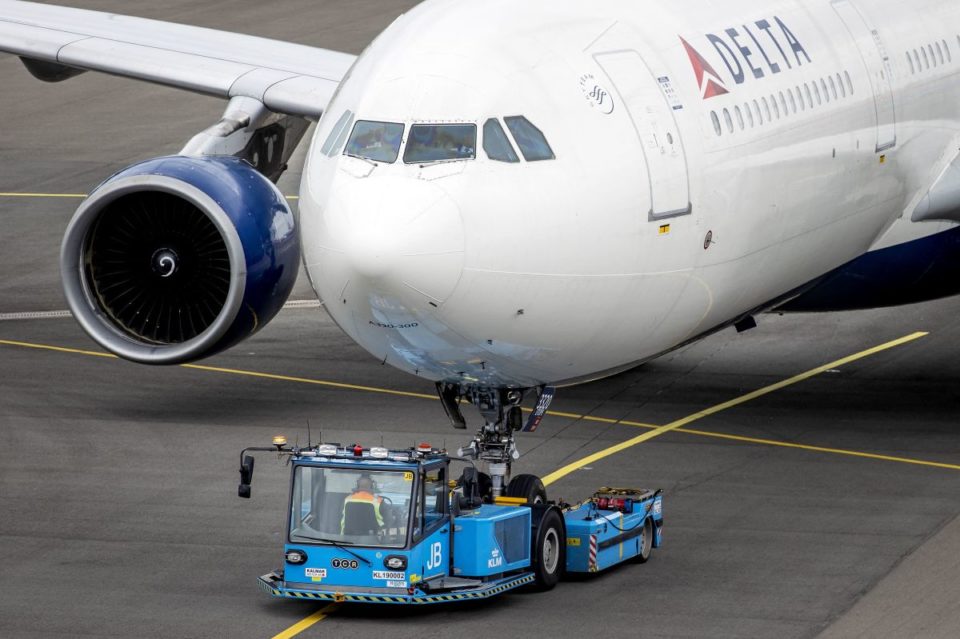 Un avión de Delta Airlines en Amsterdam's Schiphol Airport.