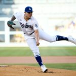 Julio Urías durante un encuentro ante San Diego Padres en Dodgers Stadium.