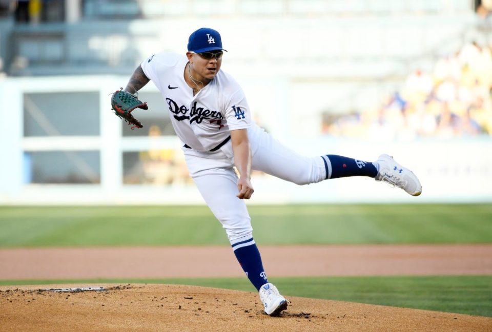 Julio Urías durante un encuentro ante San Diego Padres en Dodgers Stadium.