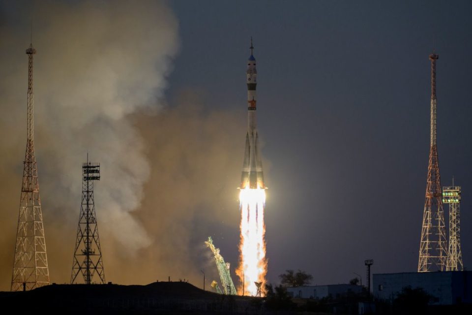 Rusia lanzó hoy con éxito el carguero espacial Progress MS-21.