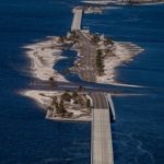 Foto aérea del impacto del huracán Ian en Sanibel Causeway, Florida.