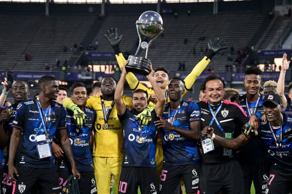 Jugadores de Independiente Del Valle se consagran campeones de la Copa Sudamericana  2022 al vencer a Sao Paulo.