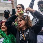 Cada vez hay más mujeres en Irán cortándose el pelo públicamente.