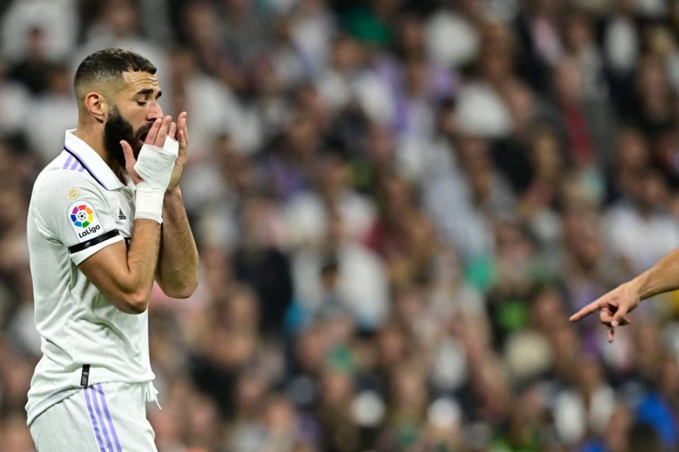 Benzema se lamenta por haber fallado un penal ante Osasuna que hubiese podido representar la victoria al Real Madrid.