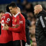 Cristiano Ronaldo ingresa al terreno de juego en el encuentro ante Everton por Premier League.