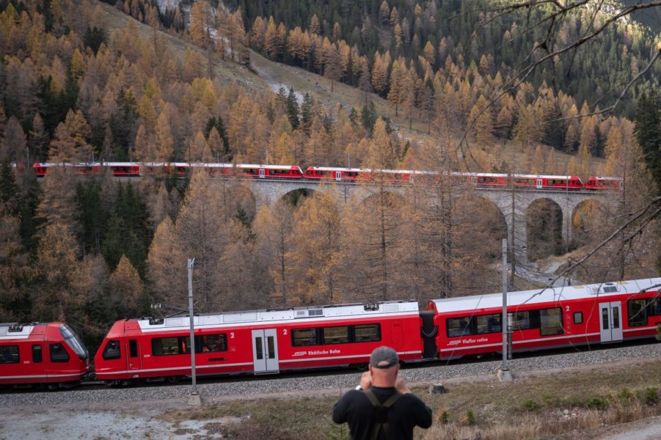 La compañía Rhaetian Railway opera el tren de 1.2 millas de largo.