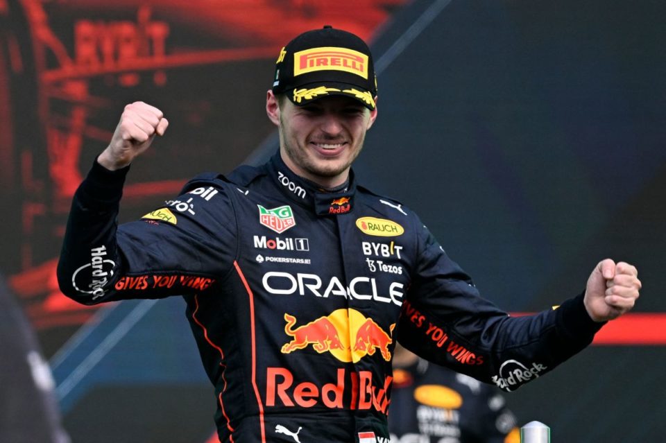 Max Verstappen celebra luego de la premiación en el Gran Premio de México.