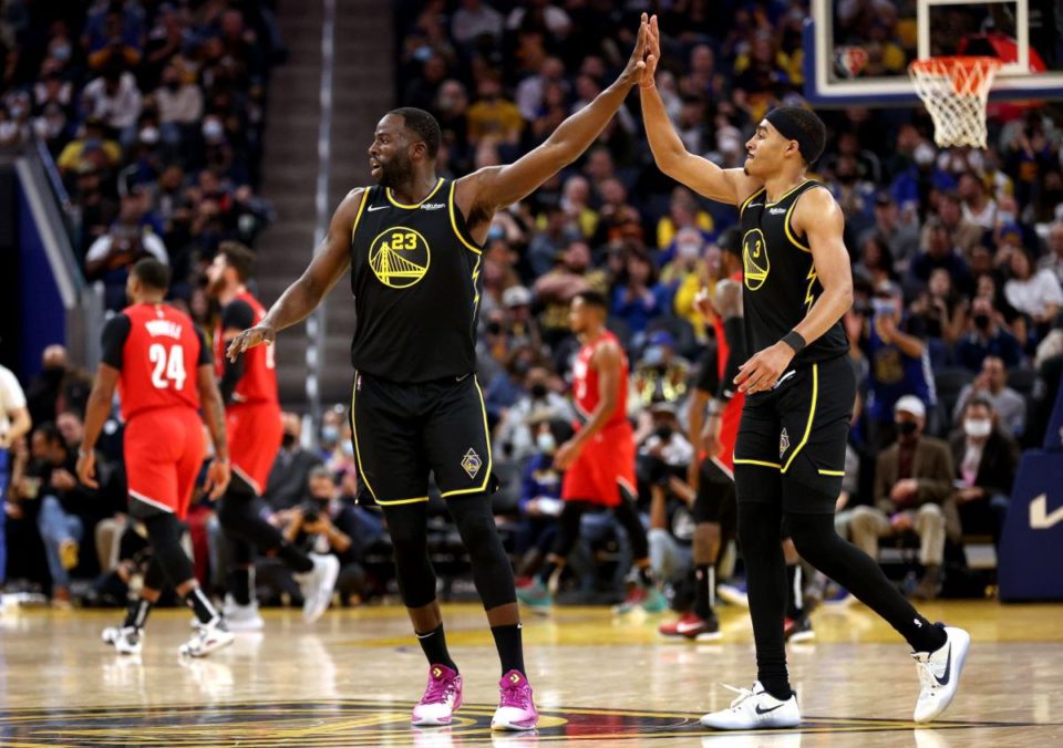 Jordan Poole (R) y Draymond Green (L) ya tienen tres temporadas compartiendo en Golden State Warriors.