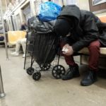 Una persona desamparada en uno de los trenes de la ciudad.