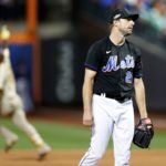 Max Scherzer, pitcher de los Mets, reacciona tras recibir jonrón de Jurickson Profar, de los Padres.