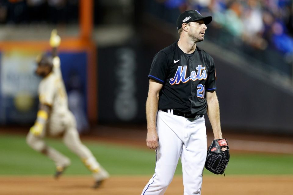 Max Scherzer, pitcher de los Mets, reacciona tras recibir jonrón de Jurickson Profar, de los Padres.