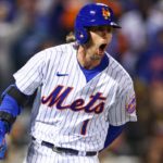 Jeff McNeil, de los Mets, reacciona tras batear un doble de dos carreras en el séptimo inning.