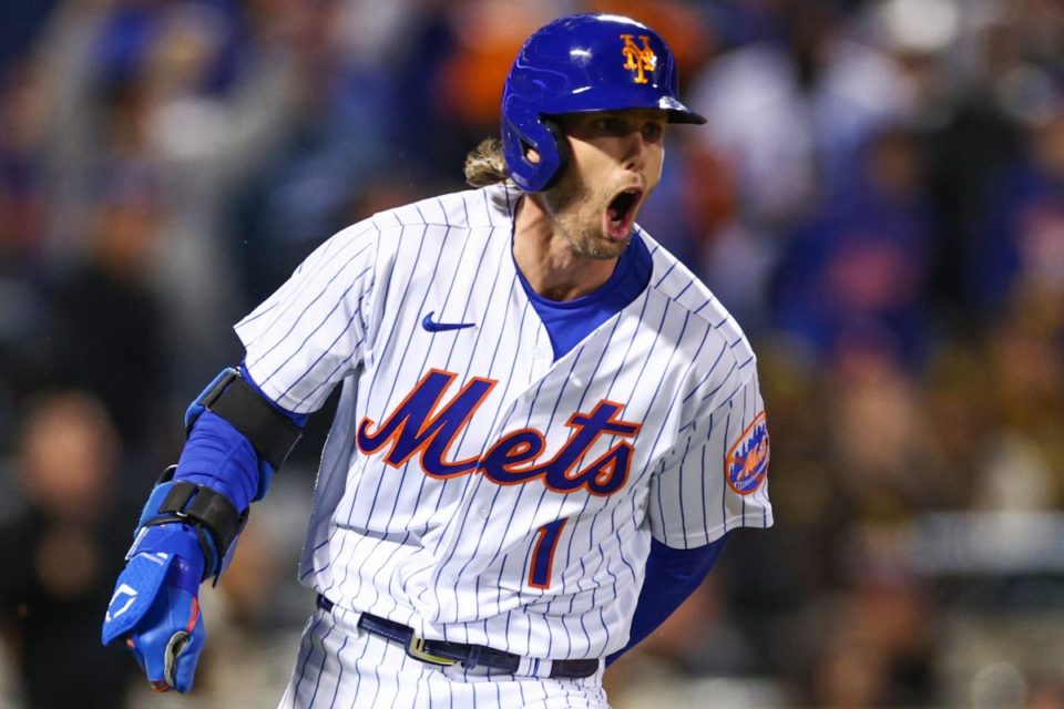 Jeff McNeil, de los Mets, reacciona tras batear un doble de dos carreras en el séptimo inning.