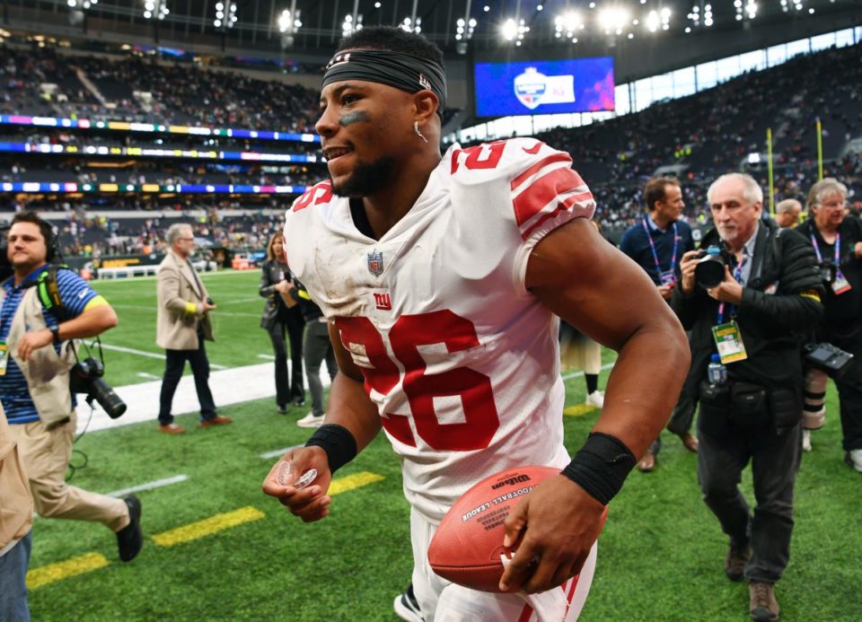 Saquon Barkley celebra luego de la victoria que consiguieron los Giants ante Packers en Londres.