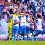 Jugadores de Puebla celebran luego de ganar la tanda de penales ante Chivas de Guadalajara.