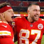 Patrick Mahomes y Travis Kelce fueron las estrellas de Chiefs al producir cuatro touchdown.