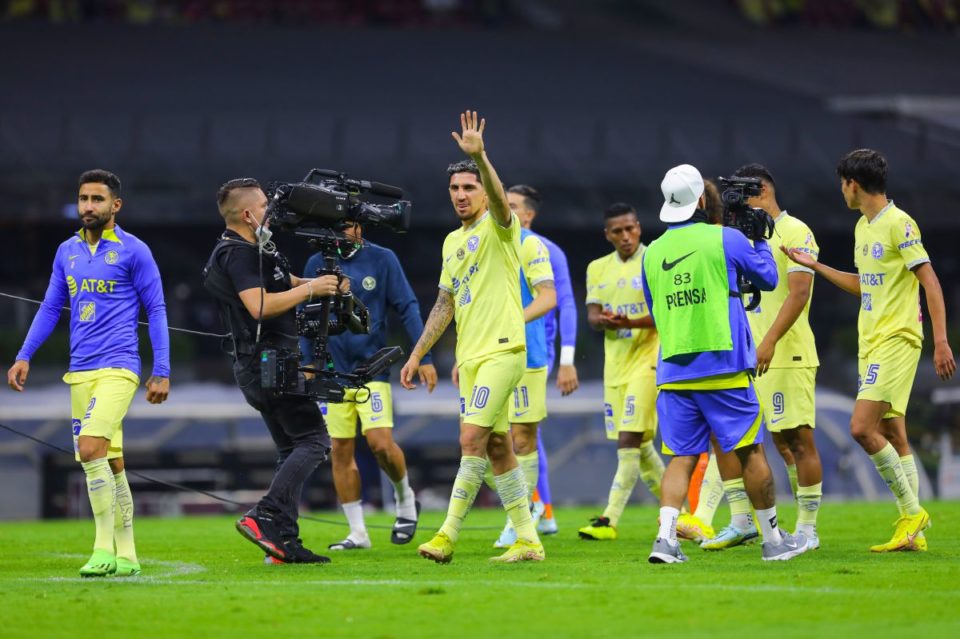 Diego Valdés (C) saluda a la fanaticada luego de la victoria ante Puebla.