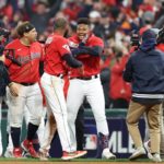 El dominicano Oscar González (C) celebra con sus compañeros tras disparar el hit que le dio la victoria en el 9no inning a Cleveland Guardians ante New York Yankees.