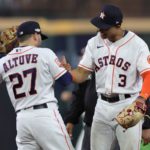 José Altuve (L) y Jeremy Peña (R) celebran el triunfo frente a Yankees en el primer juego de la Serie de Campeonato de la Liga Americana.