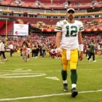 Aaron Rodgers abandona el terreno luego de la derrota sufrida ante Washington Commanders.