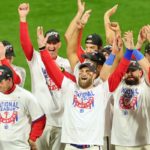 Bryce Harper (C) celebra con sus compañeros el avance hacia la Serie Mundial de MLB.