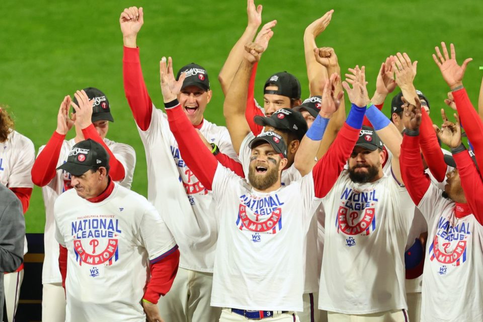 Bryce Harper (C) celebra con sus compañeros el avance hacia la Serie Mundial de MLB.