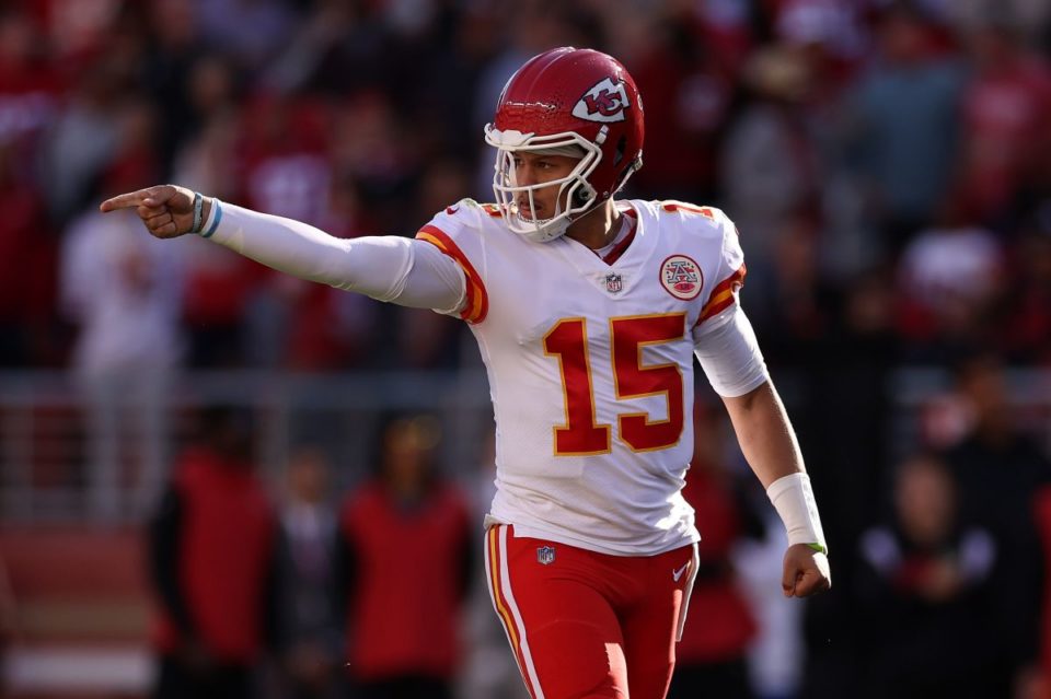 Patrick Mahomes celebra uno de sus pases para touchdown ante San Francisco.