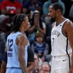 Ja Morant (L) y Kevin Durant (R) comparten durante el encuentro de Brooklyn vs. Memphis.