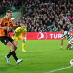 Danylo Sikan se muestra incrédulo al darse cuenta de la ocasión que falló ante Celtic Glasgow.