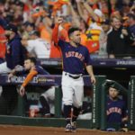 José Altuve agradece los aplausos del público en el Minute Maid Park de Houston.