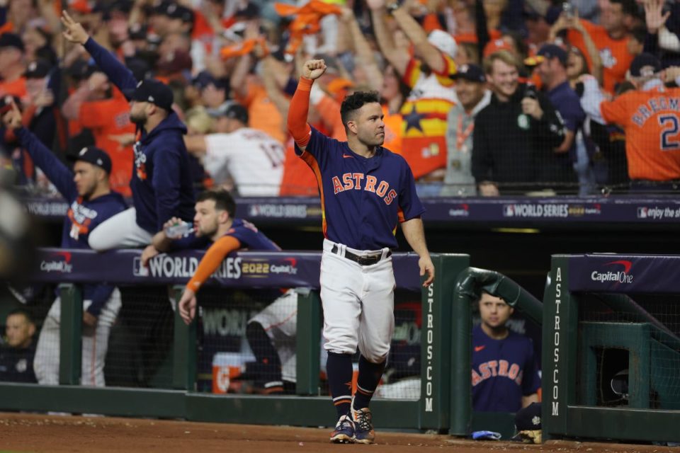 José Altuve agradece los aplausos del público en el Minute Maid Park de Houston.