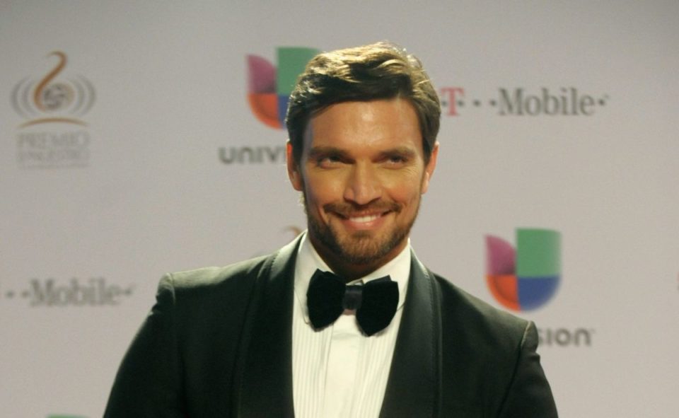 Julián Gil se convirtió en padre a los 16 años.