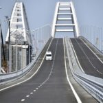 El puente afectado cruza el estrecho de Kerch, que une al Mar Negro con el Mar de Azov.