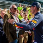 Max Verstappen (L) y Dietrich Mateschitz (R) se abrazan luego del Gran Premio de Austria.