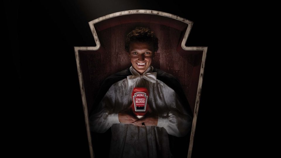 Heinz tiene una campaña publicitaria en la que participa “Toby”, un personaje de vampiro vegetariano de 280 años, influencer y activista de Tomato Blood.