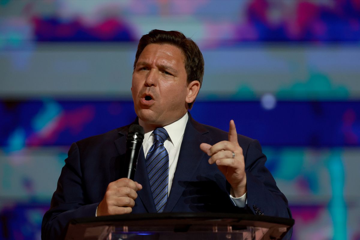 El gobernador de Florida, Ron DeSantis, enfrenta demandas por el traslado irregular de inmigrantes.