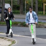 Gerard Piqué y Clara Chia Marti fueron vistos en París paseando en scooters eléctricos con un par de amigos.